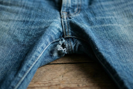 Laga hål i grenen på jeans – steg för steg guide - Patchlab