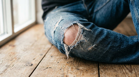 Så lagar du hål i knäet på jeans eller byxor - Patchlab