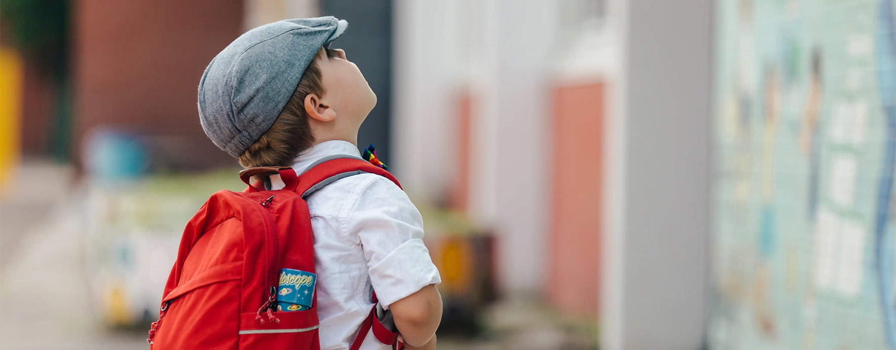 Pojke med lagad ryggsäck från patchlab